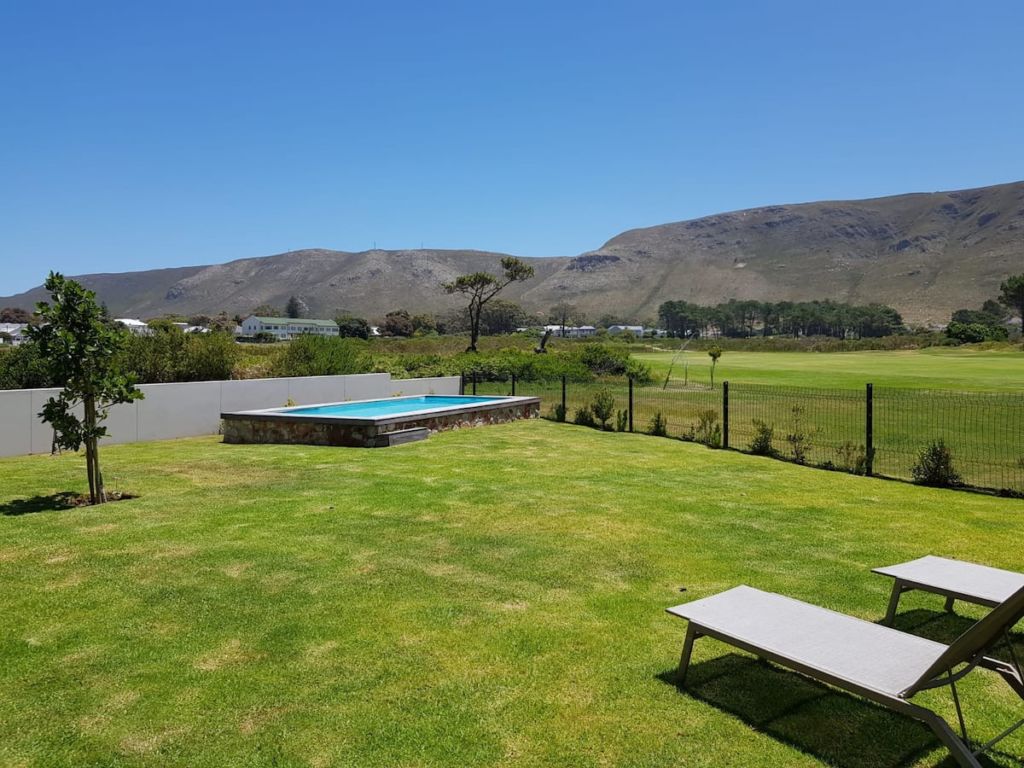 The position of this holiday house must be the best in Hermanus. Overlooking Voelklip beach with private direct access to the beach and stunning sea views of Walker Bay.
